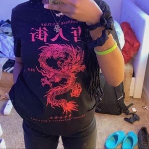 Small dragon print graphic tee